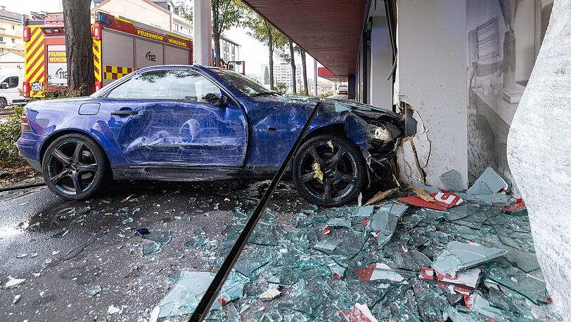 In W&uuml;rzburg ist eine junge Frau mit ihrem Mercedes SLK in ein M&ouml;belhaus gefahren.