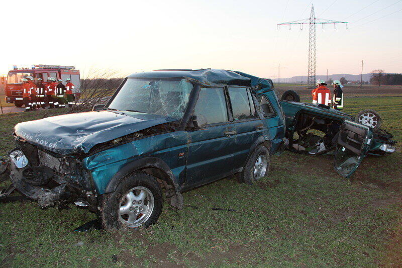 Schwerer Unfall bei Haiming: Der Fahrer des Peugeots wurde schwer verletzt von der Feuerwehr aus dem Wrack geborgen.