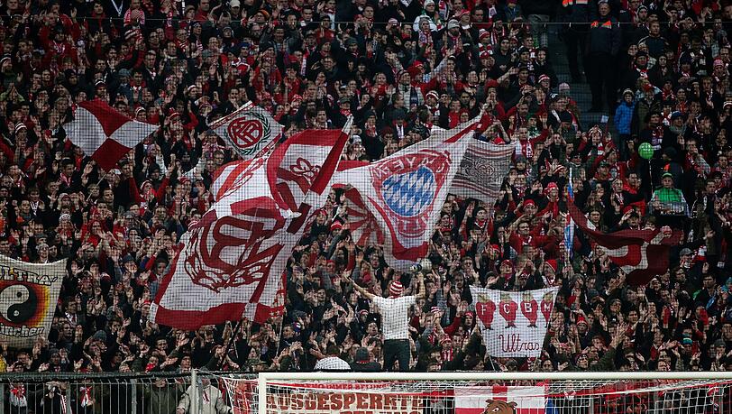 Die Bayern-Fans in der Südkurve. Die Bayern-Fans in der Südkurve.