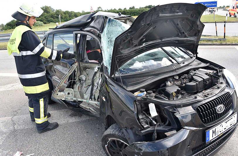 Bei einem Zusammenstoß zwischen einem Pkw und einem Lastwagen an der A94 ist die Fahrerin des Autos lebensgefährlich verletzt worden.
