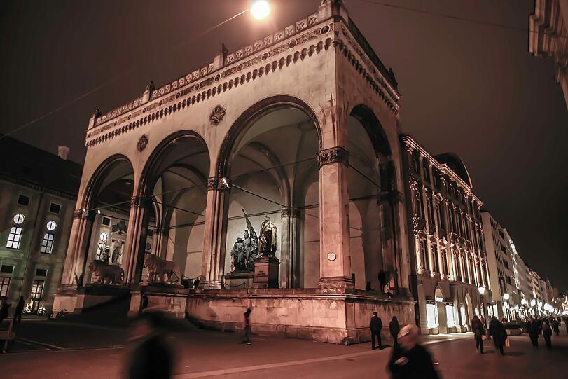 Die Feldherrnhalle wird nachts spektakulär angestrahlt.