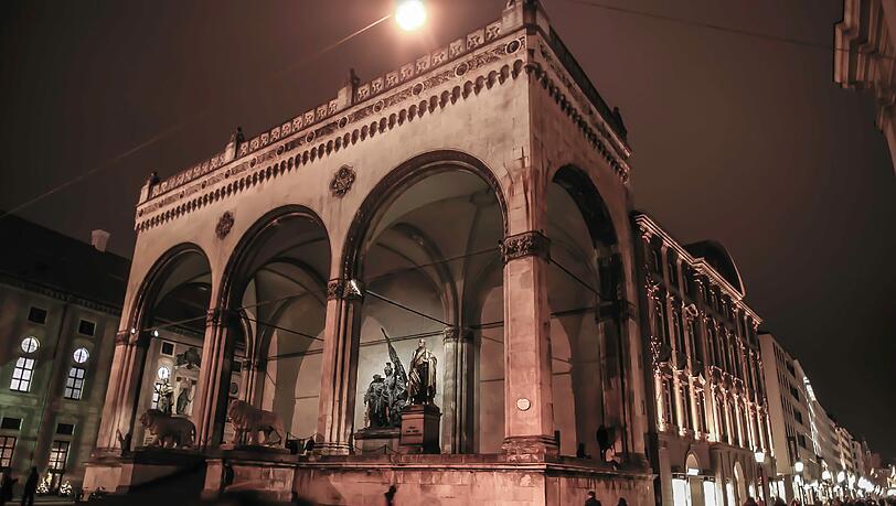 Die Feldherrnhalle wird nachts spektakulär angestrahlt.