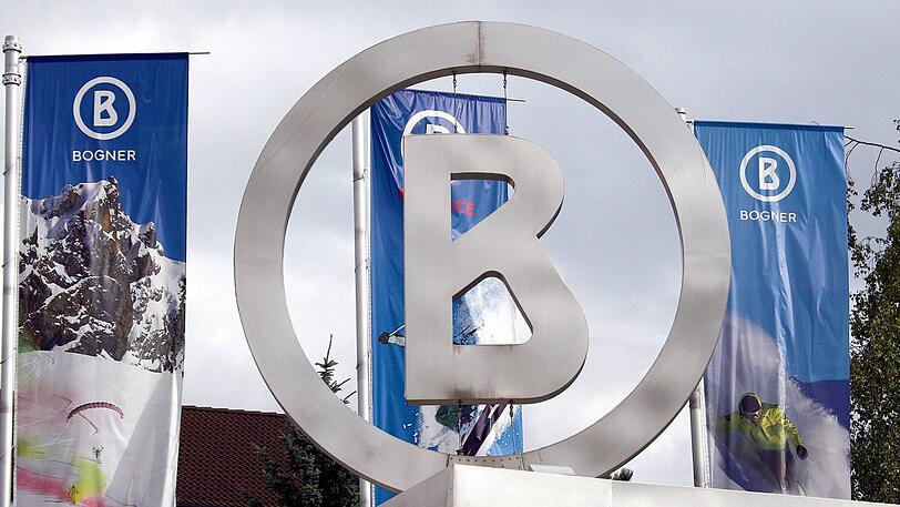 Fahnen und Logo der Willy Bogner GmbH vor dem Unternehmenssitz in München: Das Unternehmen hat weitere Einsparungen angekündigt.