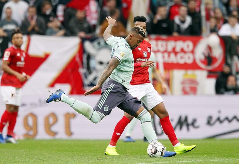 JEROME BOATENG, NOTE 3: Erst für die Bank vorgesehen, dann kurzfristig in die Startelf gerutscht, weil Hummels nach dem Aufwärmen passen musste. Fightete sich rein, holte sich bei Tacklings Sicherheit, schlug dann auch wieder seine langen Bälle in die Spitze. Beim 1:1 wie alle zu passiv.