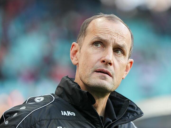 Leverkusens Trainer Heiko Herrlich macht vor dem Spiel gegen den VfB Stuttgart Druck: "Wir wollen diese drei Punkte."
