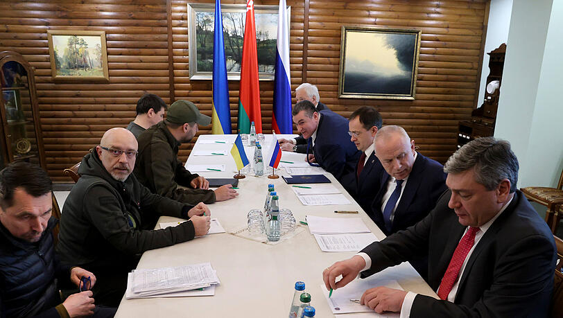 03.03.2022, Belarus, ---: Das von der belarussischen Staatsagentur BelTA verbreitete und von AP zur Verfügung gestellte Bild zeigt Mykola Totschyzkyj (l), stellvertretender Außenminister der Ukraine, Oleksij Resnikow (2.v.l), Verteidigungsminister der Ukraine, David Arachamija (3.v.l), Fraktionsvorsitzende der ukrainischen Diener des Volkes, Mychajlo Podoljak (4.v.l), Präsidentenberater, Boris Gryslow (5.v.r), Botschafter von Russland in Belarus, Leonid Slutsky (4.v.r), Vorsitzender des Ausschusses für internationale Angelegenheiten der russischen Staatsduma, Alexander Fomin (2.v.r), Vize-Verteidigungsminister von Russland, und Andrej Rudenko, Vize-Außenminister von Russland, als sie nehmen bei den Gesprächen nahe der polnisch-belarussischen Grenze teil. 03.03.2022, Belarus, ---: Das von der belarussischen Staatsagentur BelTA verbreitete und von AP zur Verfügung gestellte Bild zeigt Mykola Totschyzkyj (l), stellvertretender Außenminister der Ukraine, Oleksij Resnikow (2.v.l), Verteidigungsminister der Ukraine, David Arachamija (3.v.l), Fraktionsvorsitzende der ukrainischen Diener des Volkes, Mychajlo Podoljak (4.v.l), Präsidentenberater, Boris Gryslow (5.v.r), Botschafter von Russland in Belarus, Leonid Slutsky (4.v.r), Vorsitzender des Ausschusses für internationale Angelegenheiten der russischen Staatsduma, Alexander Fomin (2.v.r), Vize-Verteidigungsminister von Russland, und Andrej Rudenko, Vize-Außenminister von Russland, als sie nehmen bei den Gesprächen nahe der polnisch-belarussischen Grenze teil.
