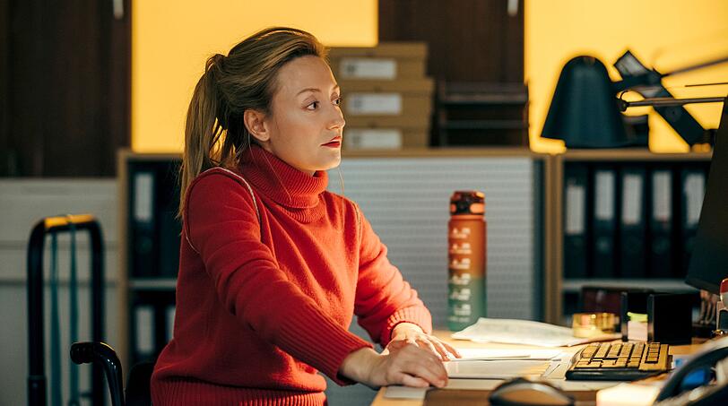 Ohne die resolute Ruth Fuchs (Alina Fritsch) w&uuml;rde es im Innsbrucker Kommissariat nicht so rund laufen, wie es l&auml;uft. Oberinspektorin Fanny Gruber und ihre Kollegen k&ouml;nnen auf sie z&auml;hlen.