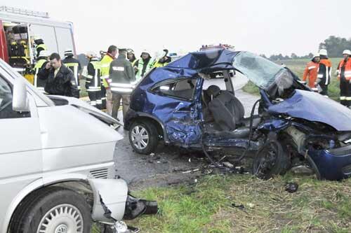 Der blaue Corsa ist nur noch Schrott