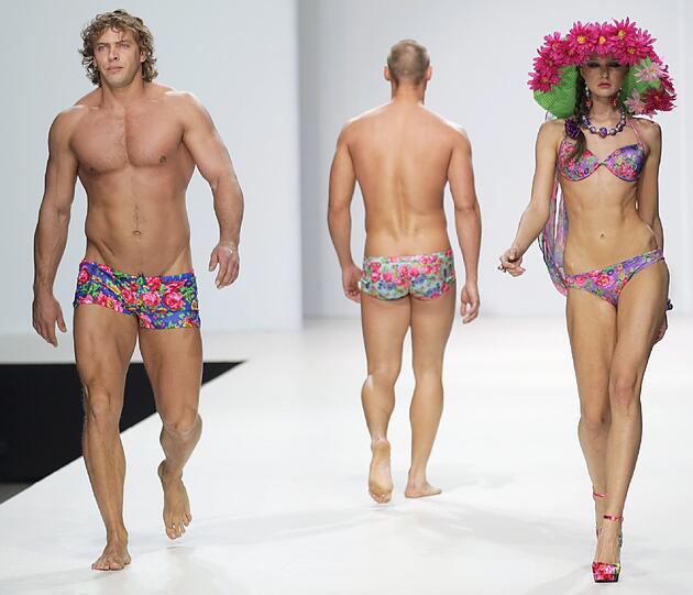 Auf der russischen Fashion Week in Moskau wird die bevorstehende Bademode für sie und ihn vorgestellt. Ob wohl die aufgepumpten Muskeln von "ihm" nächstes Jahr auch Pflicht am Strand sind?