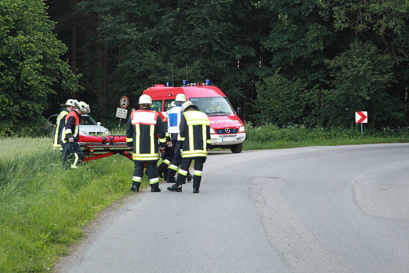 Bei einem schweren Verkehrsunfall sind am Sonntag vier Männer schwer verletzt worden. Die Unfallursache ist noch ungeklärt. Der Fahrer des BMW war von der Straße abgekommen und in eine Baumgruppe gerast - die Bilder des Unfalls.