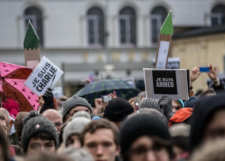 3000 Münchner gegen den Terror: Vor der Feldherren-Halle setzen viele soldarisch mit Paris ein Zeichen gegen Gewalt. Die Bilder...