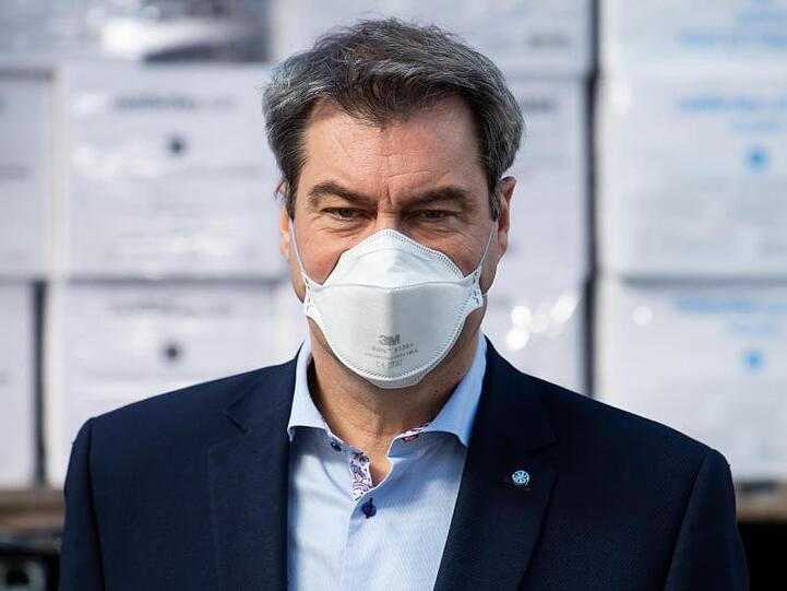 Markus Söder (CSU), Ministerpräsident von Bayern, trägt Mundschutz. Foto: Sven Hoppe/dpa/Bayern