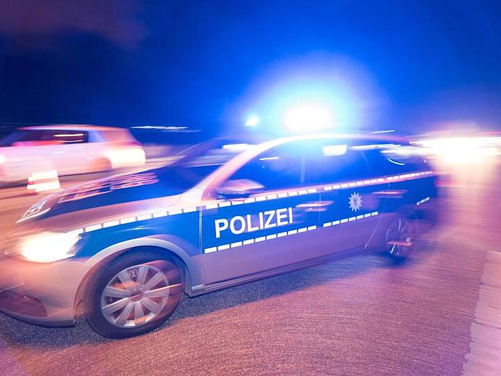 Ein Polizeifahrzeug steht mit Blaulicht auf der Straße. Foto: Patrick Seeger/Archiv