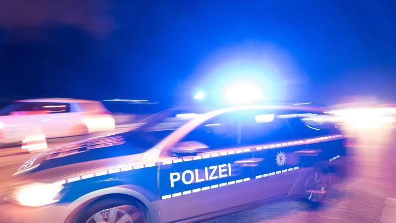 Ein Polizeifahrzeug steht mit Blaulicht auf der Straße. Foto: Patrick Seeger/Archiv Ein Polizeifahrzeug steht mit Blaulicht auf der Straße. Foto: Patrick Seeger/Archiv