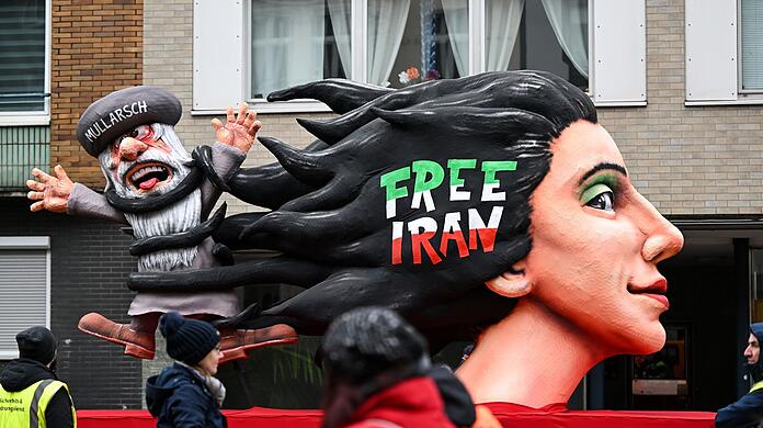 Ein Mottowagen mit der Aufschrift ""Free Iran" in D&uuml;sseldorf.
