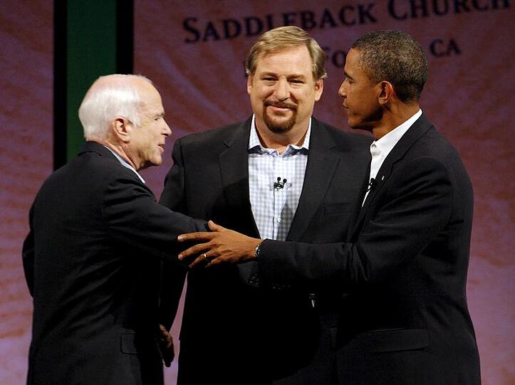 Der republikanische Präsidentschaftskandidat John McCain und sein demokratischer Rivale Barack Obama beim TV-Prediger Rick Warren.
