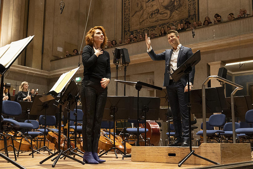 Milica Djordjević mit dem Dirigenten Duncan Ward.
