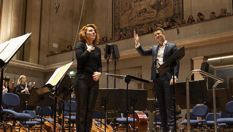 Milica Djordjević mit dem Dirigenten Duncan Ward. Milica Djordjević mit dem Dirigenten Duncan Ward.