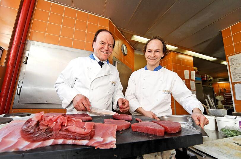 Sternekoch Heinz Winkler mit seinem Sohn Alexander in der Küche.