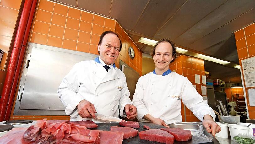 Sternekoch Heinz Winkler mit seinem Sohn Alexander in der Küche. Sternekoch Heinz Winkler mit seinem Sohn Alexander in der Küche.