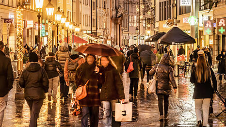 Abendliches Shopping in der Innenstadt.