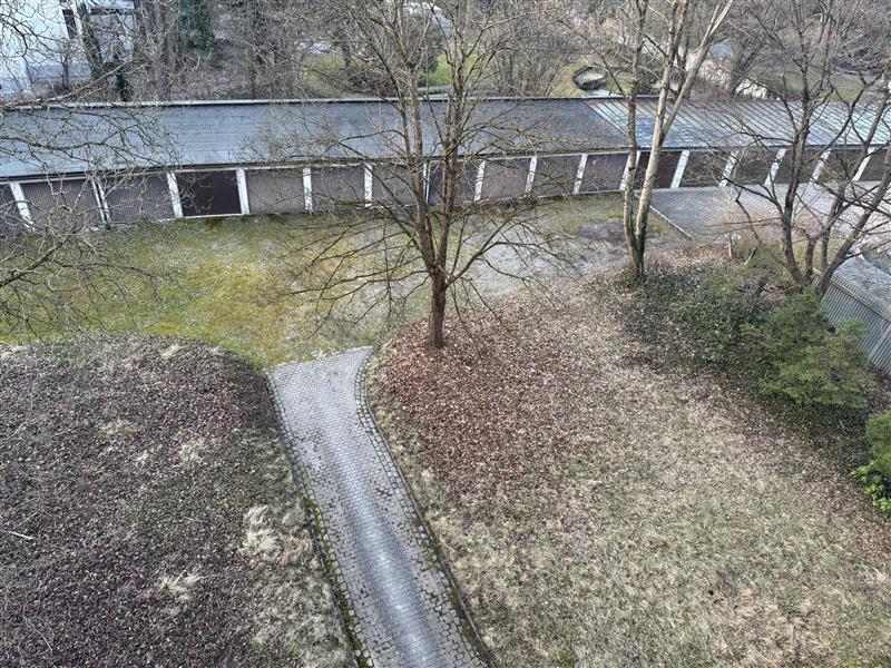 So sieht der Innenhof der Anlage heute aus, etwas trostlos und verwildert.