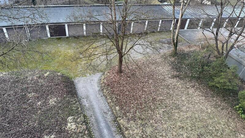 So sieht der Innenhof der Anlage heute aus, etwas trostlos und verwildert. So sieht der Innenhof der Anlage heute aus, etwas trostlos und verwildert.