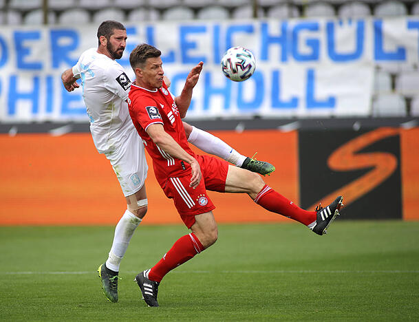 Lieferte sich hitzige Derbys gegen den FC Bayern: Sascha M&ouml;lders, hier gegen Amateure-Kapit&auml;n Nicolas Feldhahn.