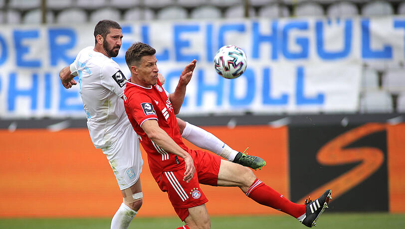 Lieferte sich hitzige Derbys gegen den FC Bayern: Sascha Mölders, hier gegen Amateure-Kapitän Nicolas Feldhahn. Lieferte sich hitzige Derbys gegen den FC Bayern: Sascha Mölders, hier gegen Amateure-Kapitän Nicolas Feldhahn.