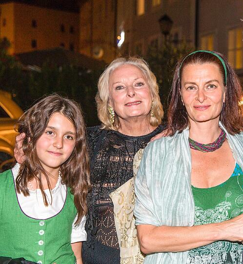Kalina, Eliette und Arabel von Karajan  Eliette von Karajan feiert im goldenen Hirschen ihren Geburtstag
