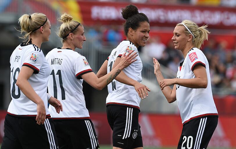 Die DFB-Frauen jubeln im Spiel gegen die Elfenbeinküste.