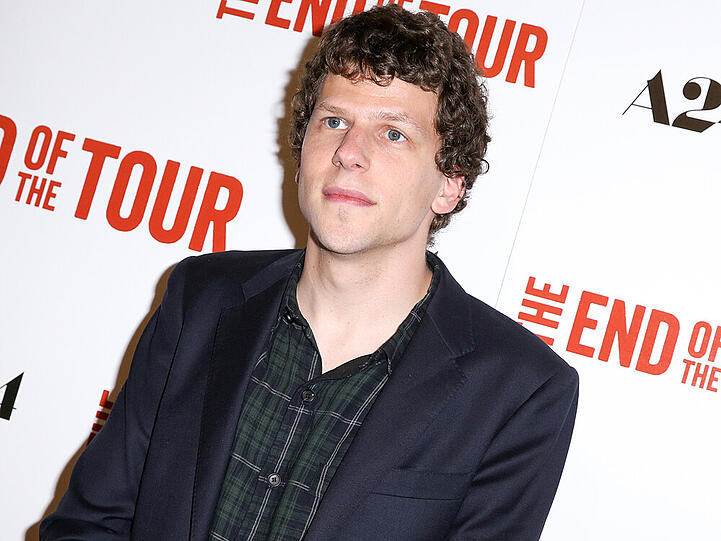 In verschiedenen Komödien hat Jesse Eisenberg Humor bewiesen. Bei der Comic Con ging der Versuch eines Scherzes jetzt total in die Hose.