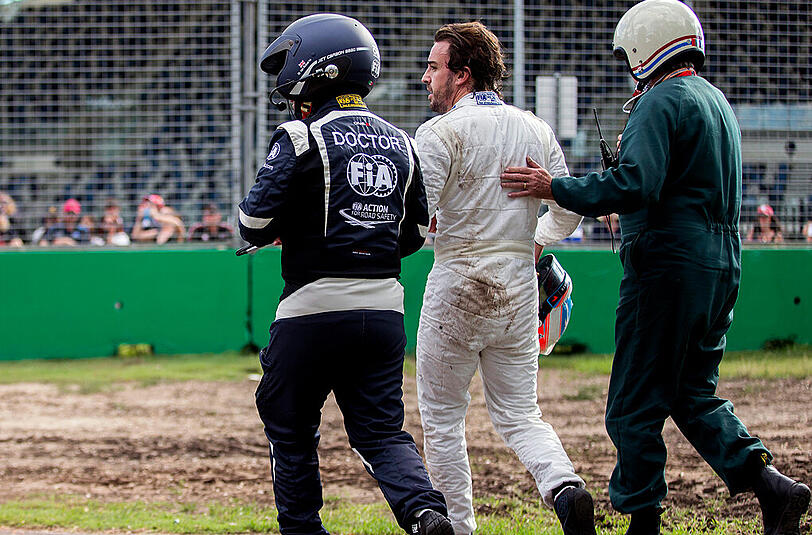 Schock-Moment zum WM-Auftakt der Formel 1 in Melbourne. Fernando Alonso ist in einen Horror-Crash verwickelt. Die Bilder vom Unfall.