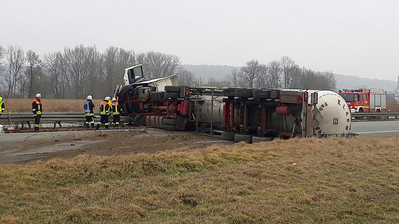 Ein umgekippter Tanklaster hat auf der A94 stundenlang für Staus gesorgt.