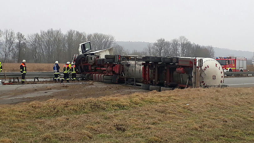 Ein umgekippter Tanklaster hat auf der A94 stundenlang für Staus gesorgt. Ein umgekippter Tanklaster hat auf der A94 stundenlang für Staus gesorgt.