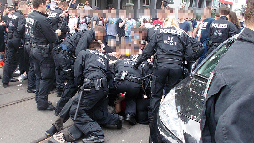 Massiver Widerstand gegen die geplante Abschiebung eines afghanischen Flüchtlings in Nürnberg. Ging die Polizei verhältnismäßig vor?