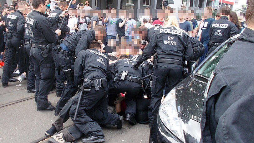 Massiver Widerstand gegen die geplante Abschiebung eines afghanischen Flüchtlings in Nürnberg. Ging die Polizei verhältnismäßig vor? Massiver Widerstand gegen die geplante Abschiebung eines afghanischen Flüchtlings in Nürnberg. Ging die Polizei verhältnismäßig vor?