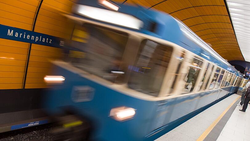 Die U-Bahn ist vor allem im Berufsverkehr am Rande der Leistungsfähigkeit angelangt. Die U-Bahn ist vor allem im Berufsverkehr am Rande der Leistungsfähigkeit angelangt.