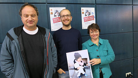 Bitten um Spender (v.l.): Pfarrer Rainer Maria Schießler, Sophies Vater und Manuela Ortmann von der Stiftung Knochenmarkspende.