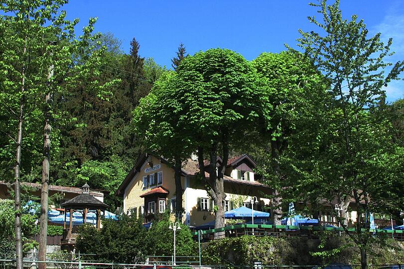 Oberhalb der Gaststätte Hinterbrühl liegen die Villen am Isarhochufer. Hier hat Dominik Graf einen Drehort für seinen "Tatort" gefunden. Zur Zeit heißt es hier: "Kamera läuft!".