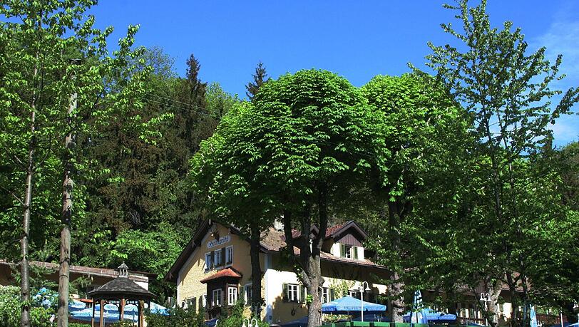 Oberhalb der Gaststätte Hinterbrühl liegen die Villen am Isarhochufer. Hier hat Dominik Graf einen Drehort für seinen "Tatort" gefunden. Zur Zeit heißt es hier: "Kamera läuft!". Oberhalb der Gaststätte Hinterbrühl liegen die Villen am Isarhochufer. Hier hat Dominik Graf einen Drehort für seinen "Tatort" gefunden. Zur Zeit heißt es hier: "Kamera läuft!".