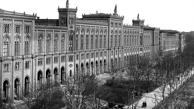Die Maximilianstraße wurde im 19. Jahrhundert erbaut. Architekt Friedrich Bürklein hat die Prachtstraße entworfen. Die Maximilianstraße wurde im 19. Jahrhundert erbaut. Architekt Friedrich Bürklein hat die Prachtstraße entworfen.