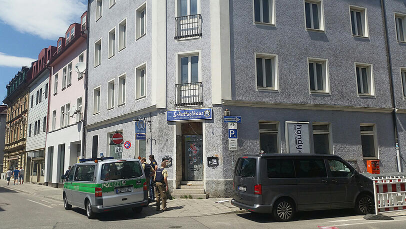 Aktivisten besetzten das "Schnitzelhaus" in der Holzapfelstraße 10. Polizisten beendeten die Aktion.