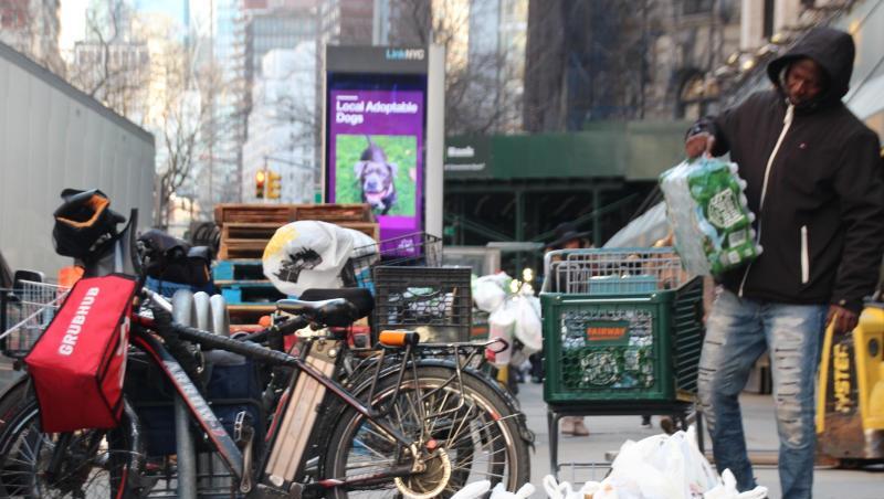 Plastikmüll in Manhattan: Ab 1. März 2020 gilt in New York ein Plastiktüten-Verbot. Plastikmüll in Manhattan: Ab 1. März 2020 gilt in New York ein Plastiktüten-Verbot.