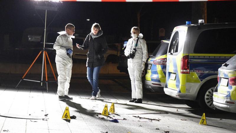 Polizeibeamte stehen in einem abgesperrten Bereich vor der Polizeiwache Süd in Gelsenkirchen. Polizeibeamte stehen in einem abgesperrten Bereich vor der Polizeiwache Süd in Gelsenkirchen.