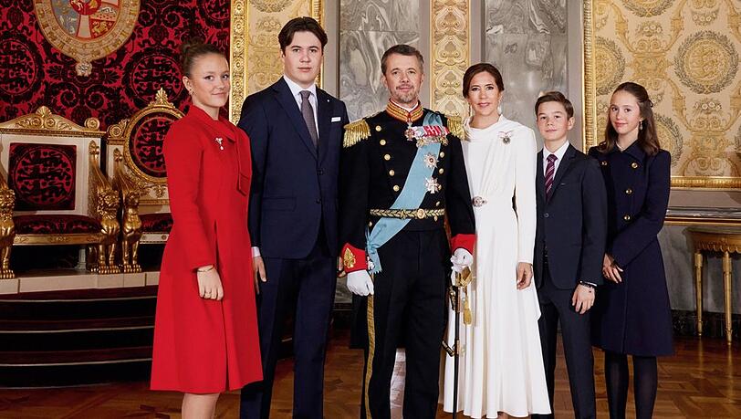 Das Königspaar Frederik X. und Mary umgeben von seinen vier Kindern Prinzessin Isabella, Kronprinz Christian, Prinz Vincent und Prinzessin Josephine (v.l.n.r.).