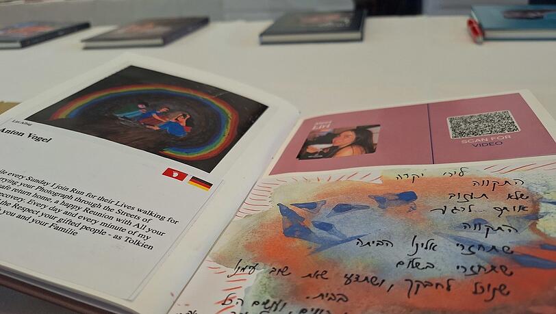Nachrichten und Bilder an die Geisel Liri Albag (18). Nachrichten und Bilder an die Geisel Liri Albag (18).