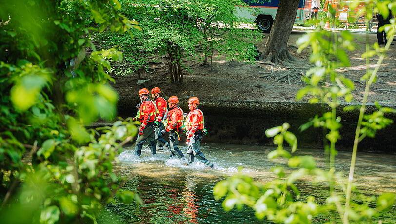 Vier Polizeitaucher steigen am Mittwoch gegen 12.45 Uhr an der Eisbachwelle ins Wasser, um den Grund akribisch abzusuchen. Eineinhalb Stunden werden sie im Wasser im Einsatz sein. Vier Polizeitaucher steigen am Mittwoch gegen 12.45 Uhr an der Eisbachwelle ins Wasser, um den Grund akribisch abzusuchen. Eineinhalb Stunden werden sie im Wasser im Einsatz sein.