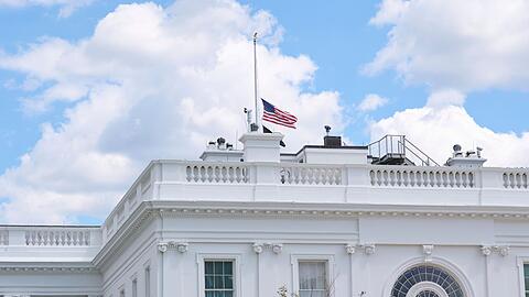 Der US-Präsident hat die amerikanische Flagge als Trauerbekundung auf halbmast setzen lassen.