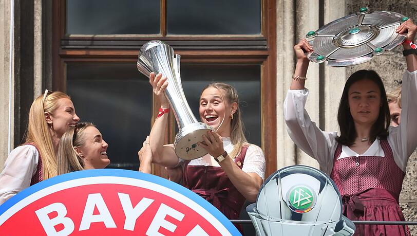 Klara B&uuml;hl (2.v.r.): N&auml;chste Troph&auml;e f&uuml;r die Bayern-Frauen? (Archivbild)
